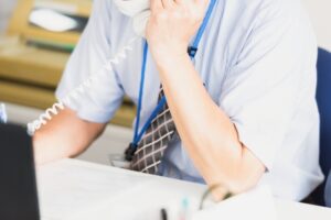 「嫁が昨日ワクチン２回目で寝込んでるんです」という職員に、同僚が寄ってたかってこんな行動をとった結果・・・