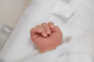 泣き止まずに入院をした新生児。CTで脳に異常が見つかるも原因不明。→しかし36時間後・・・