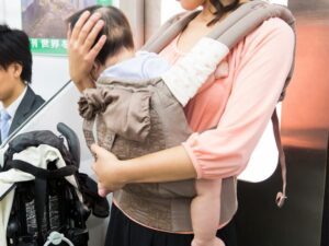 見知らぬ老人に赤ちゃんが触られていることに気づいていない母親。→それをみていた息子がこう言い放った・・！