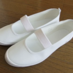 息子に「上履きの左右がわかるように書いておく?」と聞くと、リクエストされたアイデアが斬新すぎた!(笑)