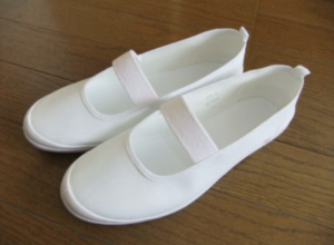 息子に「上履きの左右がわかるように書いておく？」と聞くと、リクエストされたアイデアが斬新すぎた！（笑）