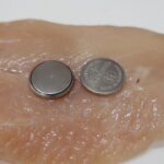 ボタン電池の誤飲注意喚起をみて実験した男性。→鶏肉の上に30分放置した結果・・・ゾッ