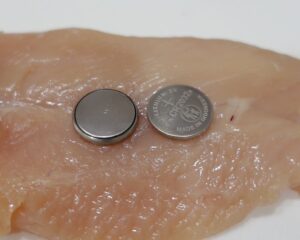 ボタン電池の誤飲注意喚起をみて実験した男性。→鶏肉の上に３０分放置した結果・・・ゾッ