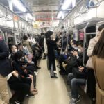 電車で堂々とミニスカを覗いてる男がいたので女性に注意を促したら・・・その後の展開に凍った。。