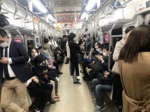 電車で堂々とミニスカを覗いてる男がいたので女性に注意を促したら・・・その後の展開に凍った。。