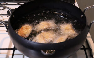 ３歳児の事で手を離せず、夫に揚げ物を頼んだ時のこと。→良い揚げ色は柴犬の色だと教えたら・・・えぇっ！？