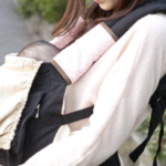 抱っこ紐で子供を連れてスーパーを訪れた女性。→見知らぬ人が近づいてきて次の瞬間・・・