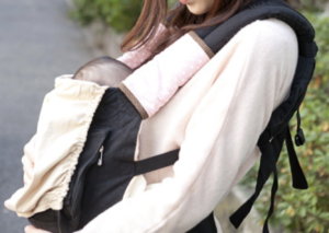 抱っこ紐で子供を連れてスーパーを訪れた女性。→見知らぬ人が近づいてきて次の瞬間・・・