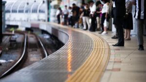 「今謹慎中だから・・・」駅で聞こえてきた『会話』に背筋が凍った話