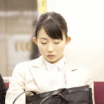 仕事帰りの電車で居眠りをした女性。→すると真横にいた高校生が突然・・・