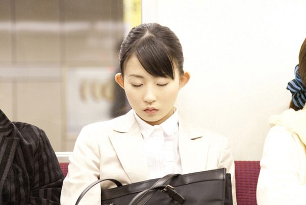 仕事帰りの電車で居眠りをした女性。→すると真横にいた高校生が突然・・・