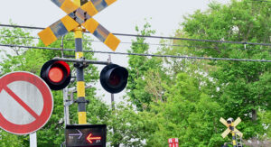 踏切内で動けなくなっている車椅子に駆け寄るも１cmも動かず困り果てていたら、次の瞬間・・・