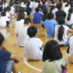 始業式を全生徒を体育館に集めて行ったとある小学校。→これに疑問を持った息子は先生にこう言い放った・・!強い。