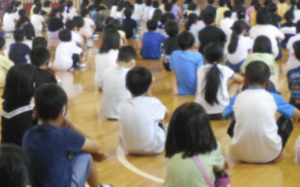 始業式を全生徒を体育館に集めて行ったとある小学校。→これに疑問を持った息子は先生にこう言い放った・・！強い。