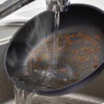 え、マジか、、!調理後すぐのフライパンに水をかける行為は・・・大人になって知った驚愕事実