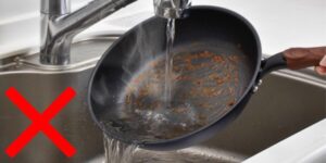 え、マジか、、！調理後すぐのフライパンに水をかける行為は・・・大人になって知った驚愕事実