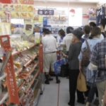 レジで小銭を一枚ずつだす障害者のお客さん。すると強面なおじさんが後ろから・・・