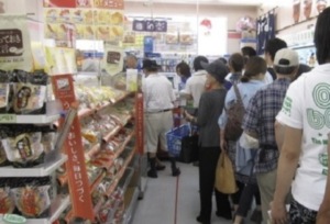 レジで小銭を一枚ずつだす障害者のお客さん。すると強面なおじさんが後ろから・・・