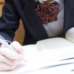 カフェで勉強していると見知らぬサラリーマンに教材をあげると言われ、その後・・・えっ