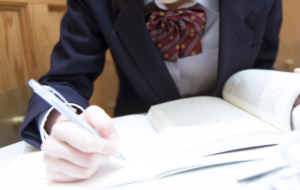 カフェで勉強していると見知らぬサラリーマンに教材をあげると言われ、その後・・・えっ