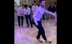 赤塚不二夫のアニメ以外でこんな足の動き初めて見た。→人間の動きとは思えない（笑）