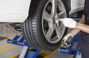 「パンクを修理してほしい」と訪れた客。→見てみると・・・なんじゃこりゃあぁぁ！！