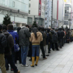 「行列を見た」と出かけてすぐに帰宅したおじいさん。帰宅早々身の回りの整理をし始めその後・・・