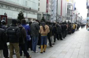 「行列を見た」と出かけてすぐに帰宅したおじいさん。帰宅早々身の回りの整理をし始めその後・・・