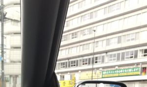 後ろの車がやたらと車間距離を詰めてくるので、ちょこちょこ窓から『アレ』を出したら・・・