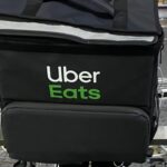 Uber Eatsを注文し到着するのを待つ間眠ってしまった男性。到着30分後に玄関のドアを開けると・・・