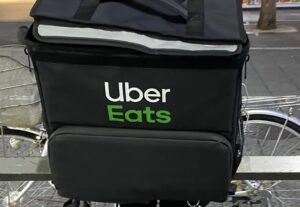 Uber Eatsを注文し到着するのを待つ間眠ってしまった男性。到着３０分後に玄関のドアを開けると・・・