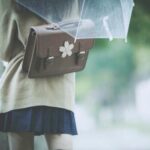 雨の中開きかけた折り畳み傘をなぜかリュックに閉まった女子高生。→するとこの直後・・・