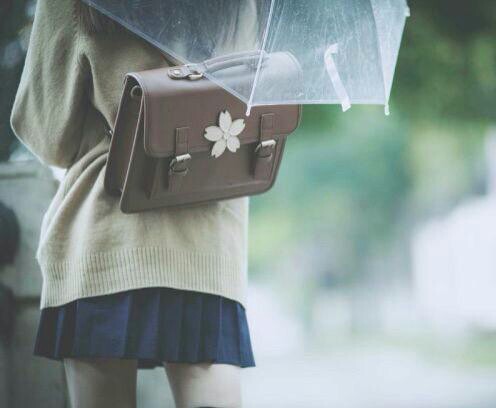 雨の中開きかけた折り畳み傘をなぜかリュックに閉まった女子高生。→するとこの直後・・・