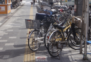 路駐された自転車のカゴにNintendo スイッチが、、盗まれるのではと心配でしばらく見守っていたら大学生が近づいてきて・・・