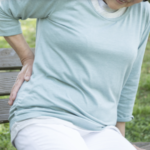 そんなのあり！？車で走行中、腰を押さえてしゃがんでるおばあさんがいたので停車し声をかけた女性。→すると信じがたい展開が待ち受けていて・・・