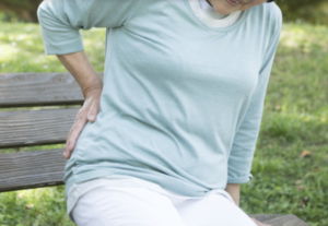 そんなのあり！？車で走行中、腰を押さえてしゃがんでるおばあさんがいたので停車し声をかけた女性。→すると信じがたい展開が待ち受けていて・・・