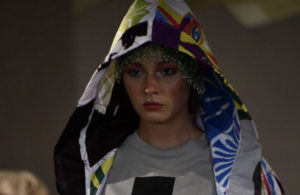 ファッションショーのランウェイを颯爽と歩くモデル。日本語が書かれたTシャツをよく見てみると・・・これは笑う（笑）