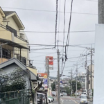 『怖すぎる多摩警察署の看板』と投稿された一枚。見てみたら→えっ・・・