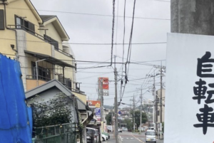 『怖すぎる多摩警察署の看板』と投稿された一枚。見てみたら→えっ・・・