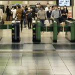 着物を着て駅を歩いていると、突然見知らぬおばさんに腕を掴まれ・・・