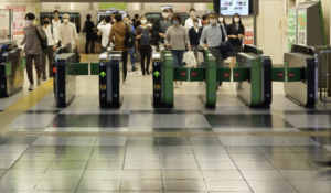 着物を着て駅を歩いていると、突然見知らぬおばさんに腕を掴まれ・・・