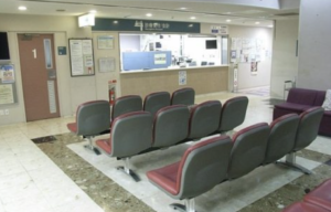 病院のロビーで大げんかをする夫婦。→会話の内容を聞いてそこに居合わせた人全員が絶句・・・