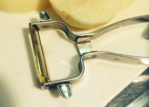 ピーラーについているジャガイモの芽をとる『丸いやつ』→何故か２つついてる理由が・・・マジか！（笑）