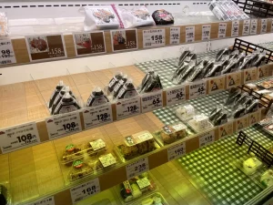 娘とスーパーの惣菜コーナーでおにぎりを見ていたら、おじさんが隣からこんな言葉を吐き捨てて行って・・・はっ？！