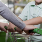 スーパーで知らない子がカゴに醤油を入れてきて、、その後の展開にえっ・・!?