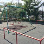 携帯を紛失してしまった女性。訪れた公園へ戻り探し回っていたら小学生がやってきて・・・