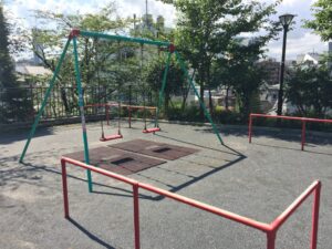 携帯を紛失してしまった女性。訪れた公園へ戻り探し回っていたら小学生がやってきて・・・