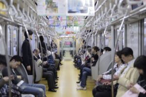 席を譲られたが断った高齢の男性。→降り際に男性がとった行動に・・「カッコ良すぎる」