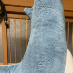 イケアの『サメのぬいぐるみ』をおばあちゃんに預けたところ、戻ってきた姿に吹いた・・・(笑)