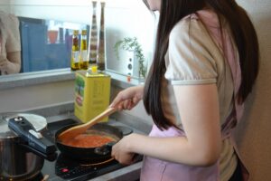 料理が苦手だった妻が突然料理上手に。理由を探ったら→恐ろしすぎる事実が発覚して・・・